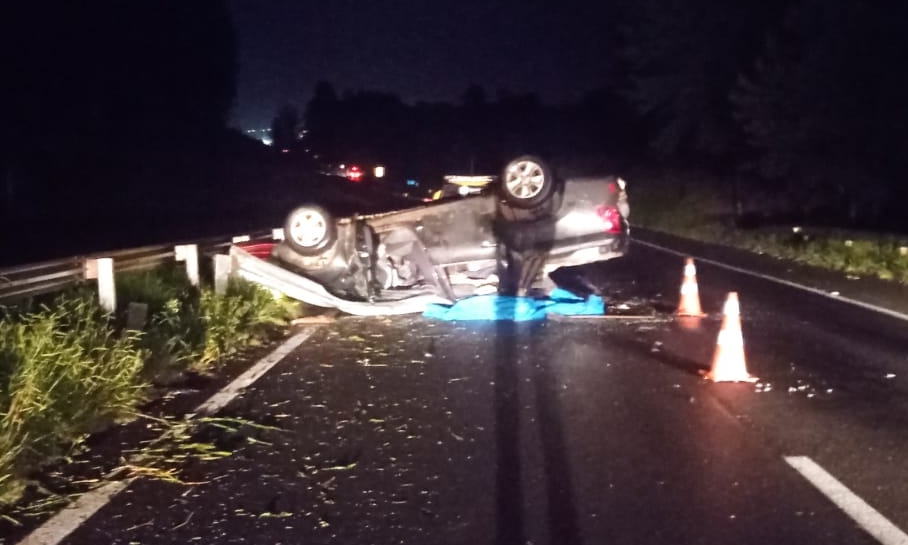 Carro capota e uma pessoa morre na PR-151 em Jaguariaíva
