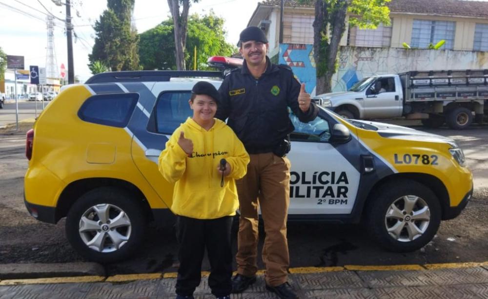 Policiais de Wenceslau Braz recebem visita de menino que é fã da PM