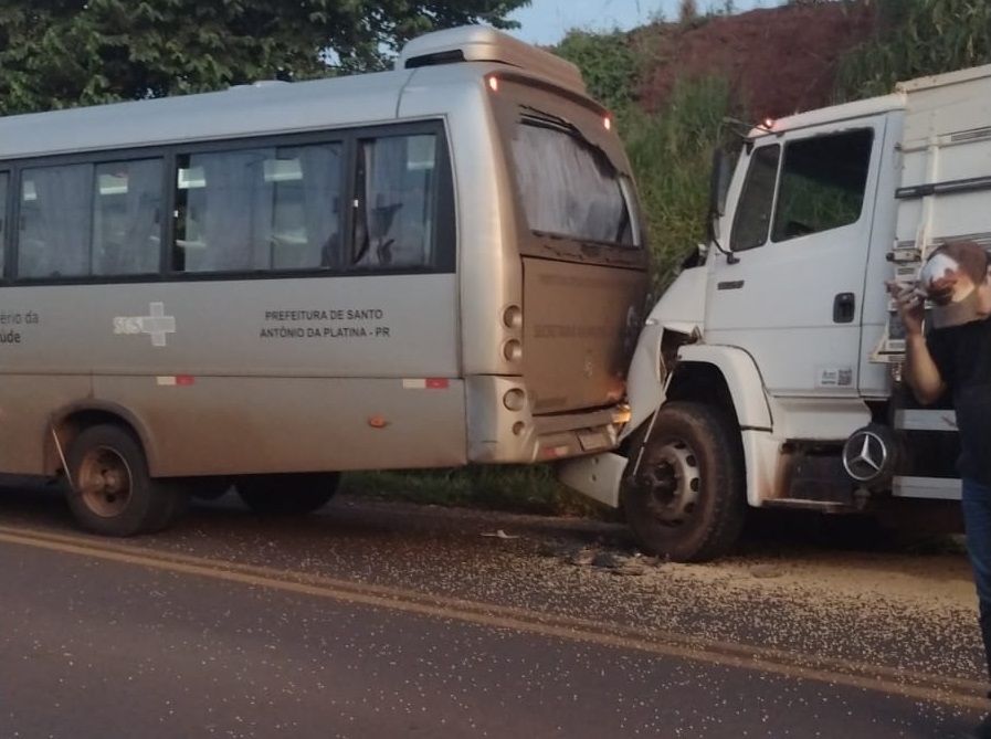 Ônibus de prefeitura da região se envolve em engavetamento com dois feridos