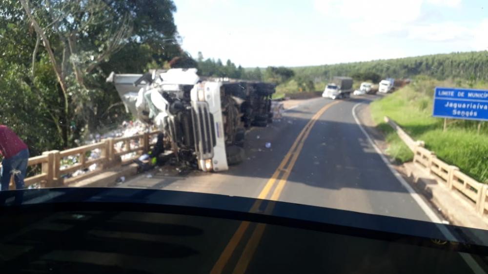 Acidente na ponte do Rio Cajuru deixa caminhoneiro em estado grave