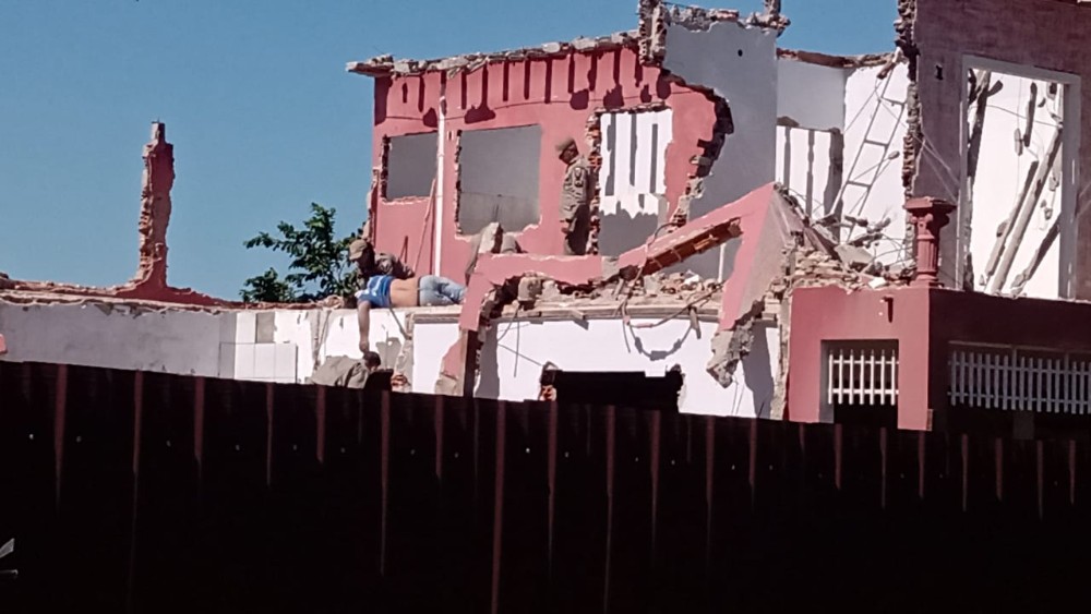 Pedreiro vai parar no hospital após acidente em obra de demolição