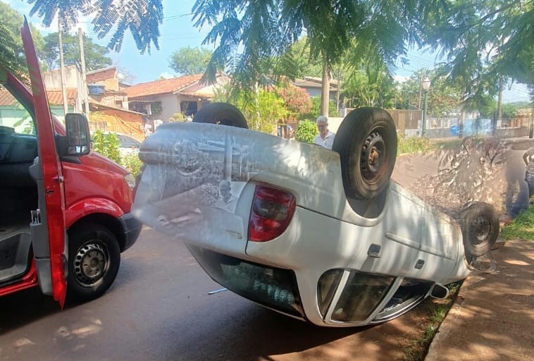 Grávida capota o carro, fica ferida e vai parar no hospital