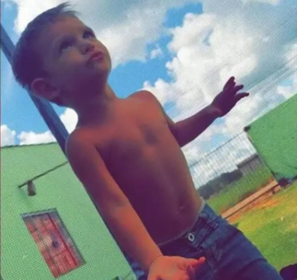 Adolescente de 14 anos mata enteado de 4 anos a facadas