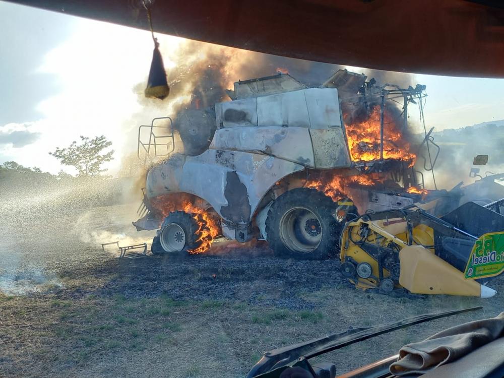 Colheitadeira é destruída pelo fogo na zona rural de Siqueira Campos