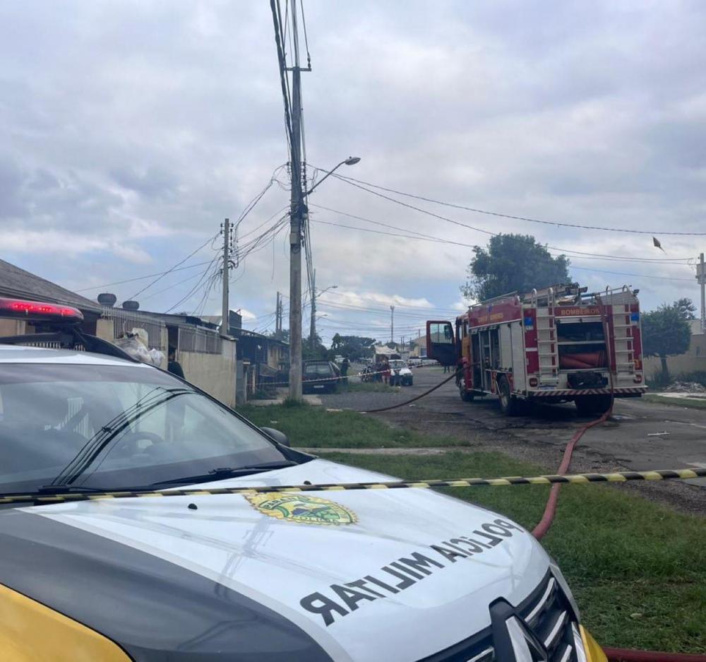 Homem coloca fogo em casa com a ex-mulher e o filho dentro