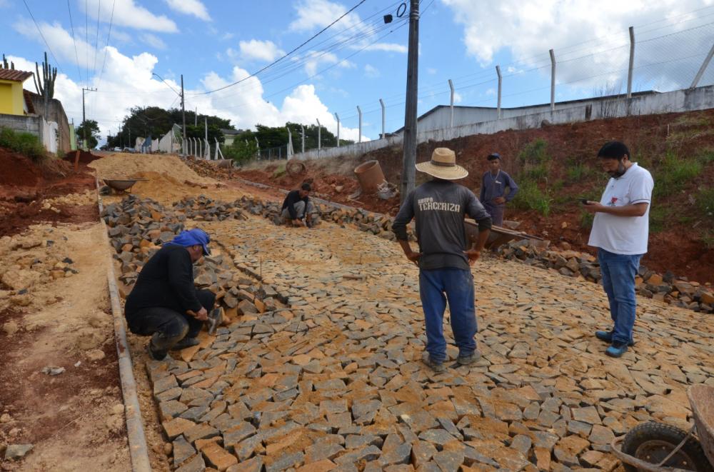 Prefeitura de Wenceslau dá andamento a obras de calçamento em dois bairros