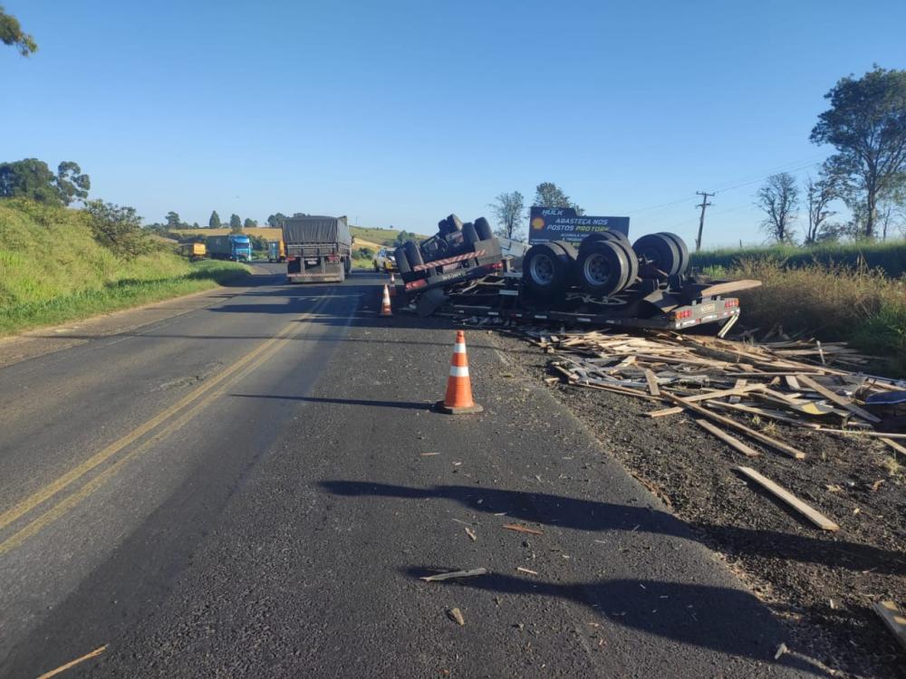 Carreta tomba e motorista fica ferido na PR-092