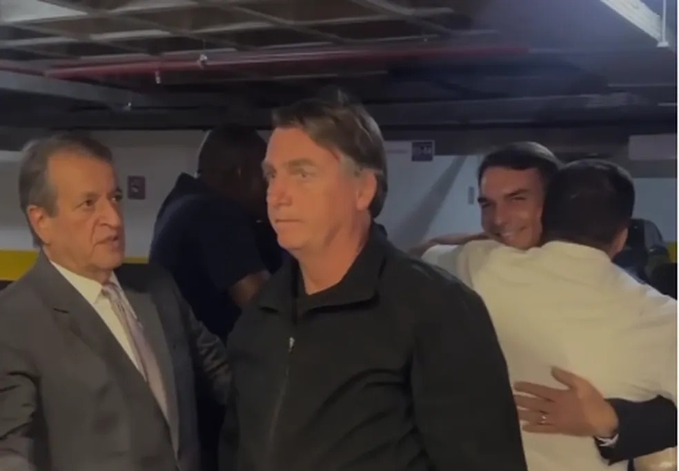 Bolsonaro chega ao Brasil após passar três meses nos Estados Unidos