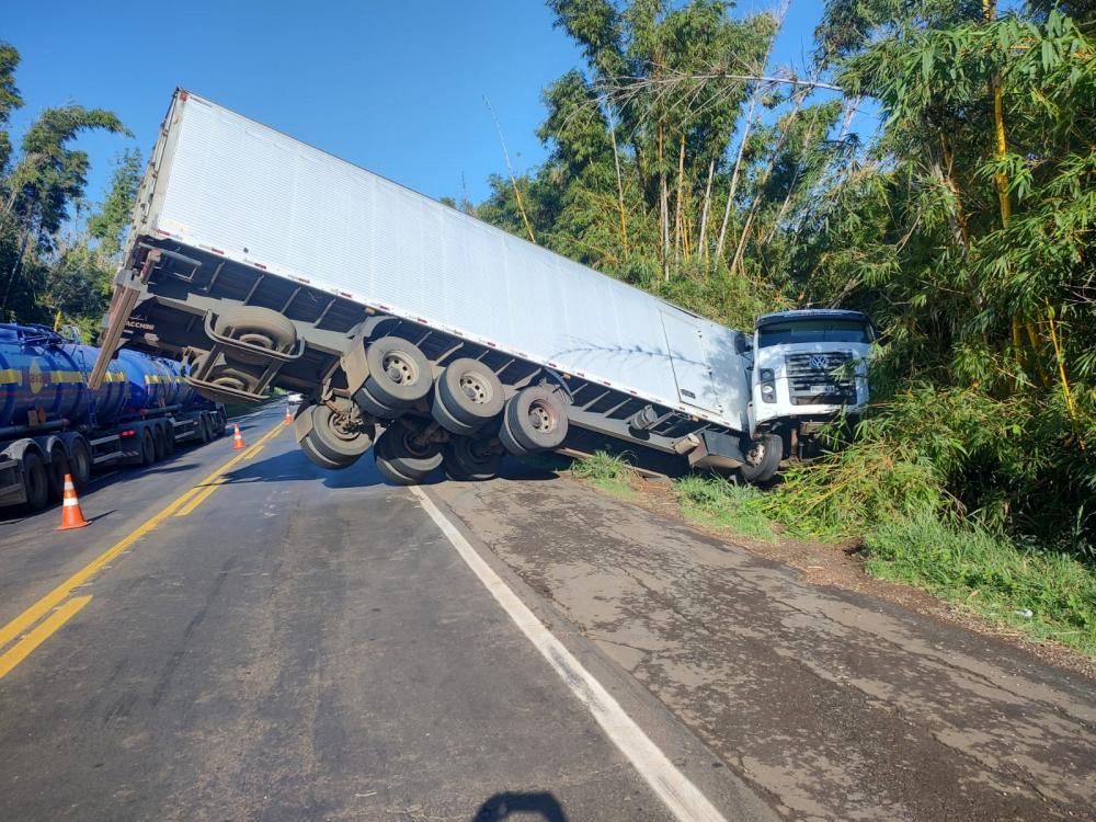 Carreta “Faz o L” e interdita meia pista da BR-153 no Norte Pioneiro