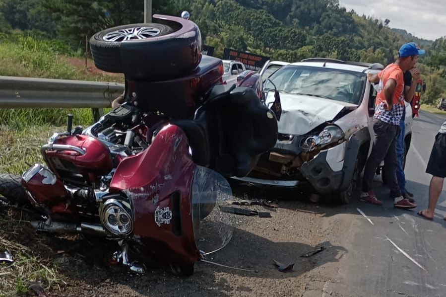 Colisão entre carro e triciclos deixa dois feridos na PR-092
