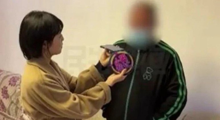 Homem descobre que sua namorada “online” é esposa do seu amigo