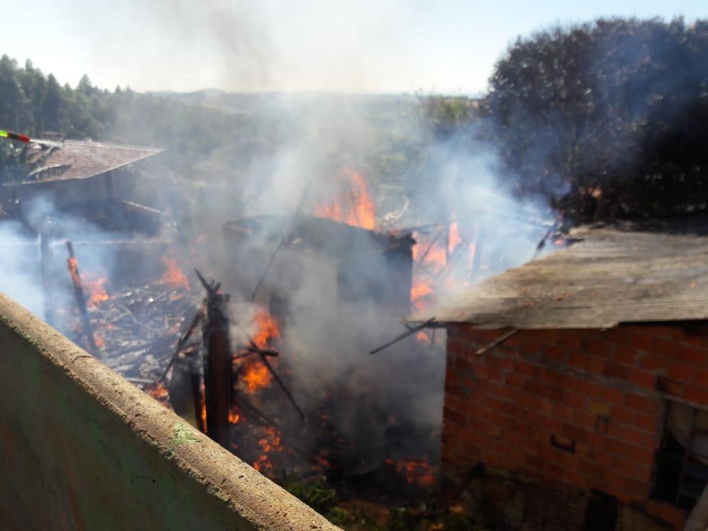 Incêndio destrói casa em W. Braz