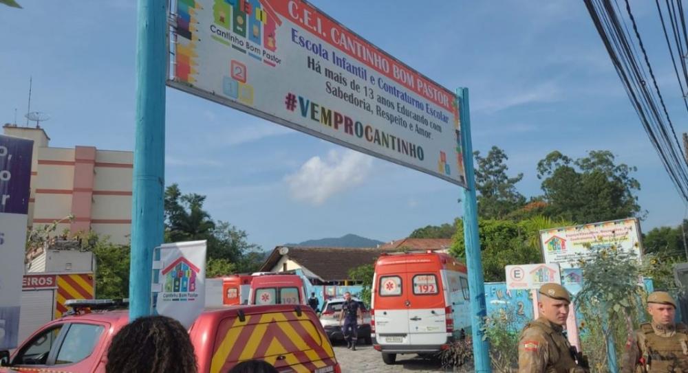 Homem armado com machado invade creche e mata quatro crianças