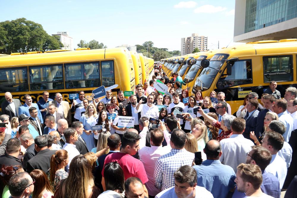 Municípios do Norte Pioneiro recebem ônibus escolares do governo estadual
