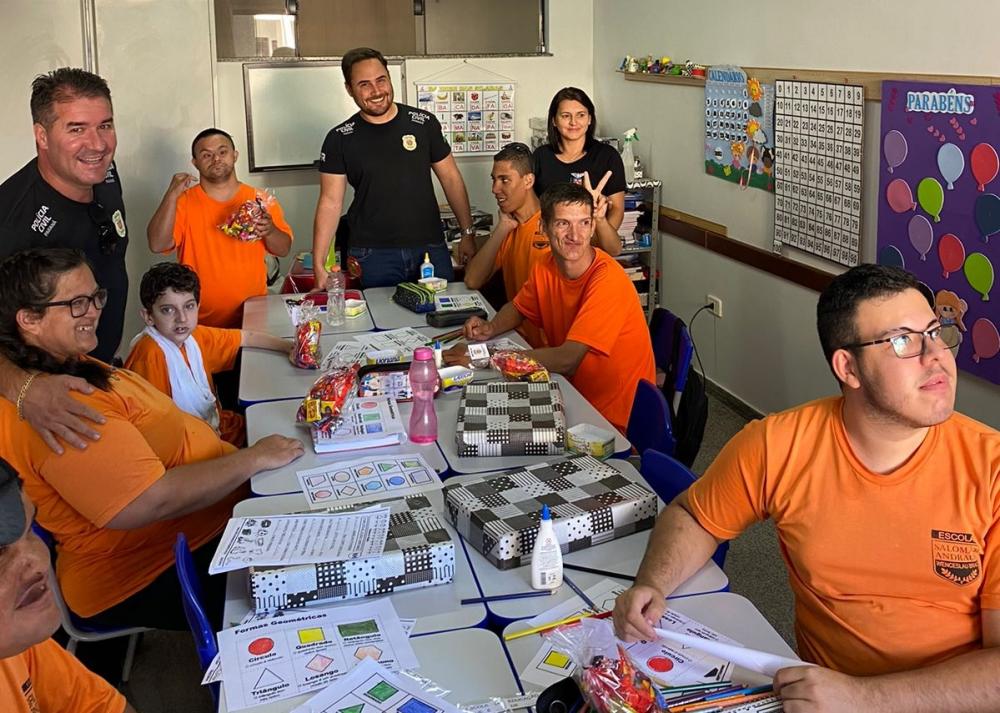 Polícia Civil de Wenceslau Braz entrega doces e guloseimas as crianças de três municípios