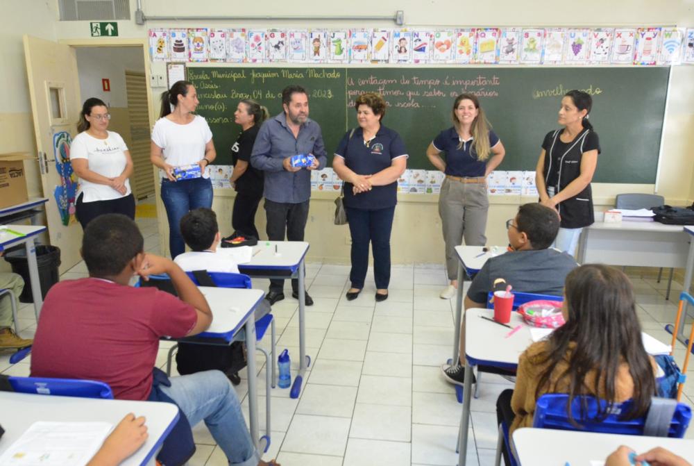 Prefeitura de Wenceslau Braz entrega chocolates a quase 2 mil alunos da rede municipal