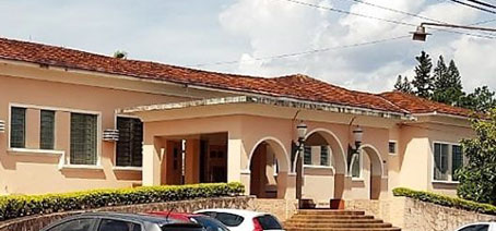 Filho salva a mãe após mulher ser espancada e ficar desacordada