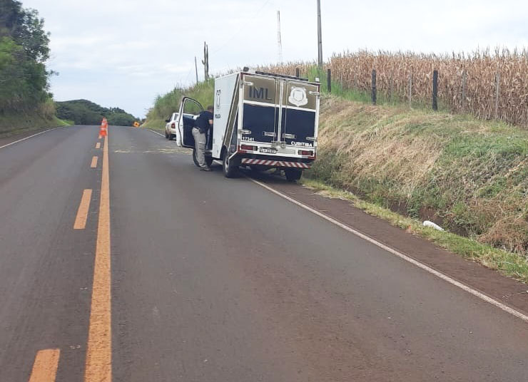 Mulher é atropelada por moto e morre na hora