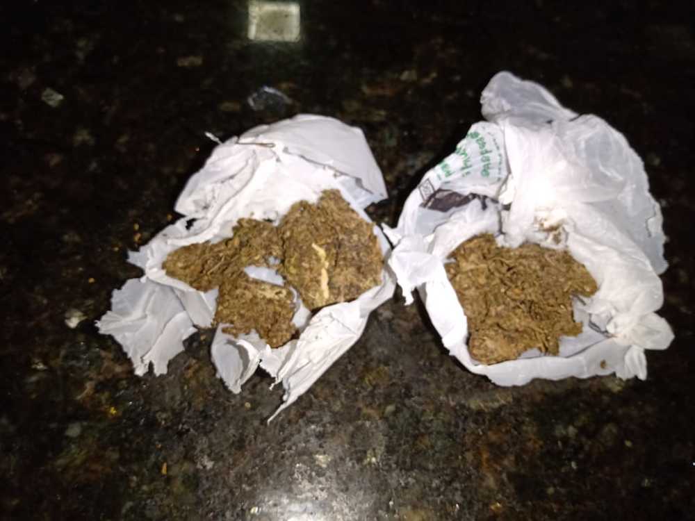 Motociclista se envolve em acidente e PM encontra maconha em seu bolso