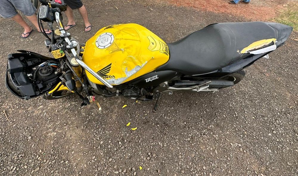 Colisão entre moto e pick-up deixa motociclista ferido em Carlópolis