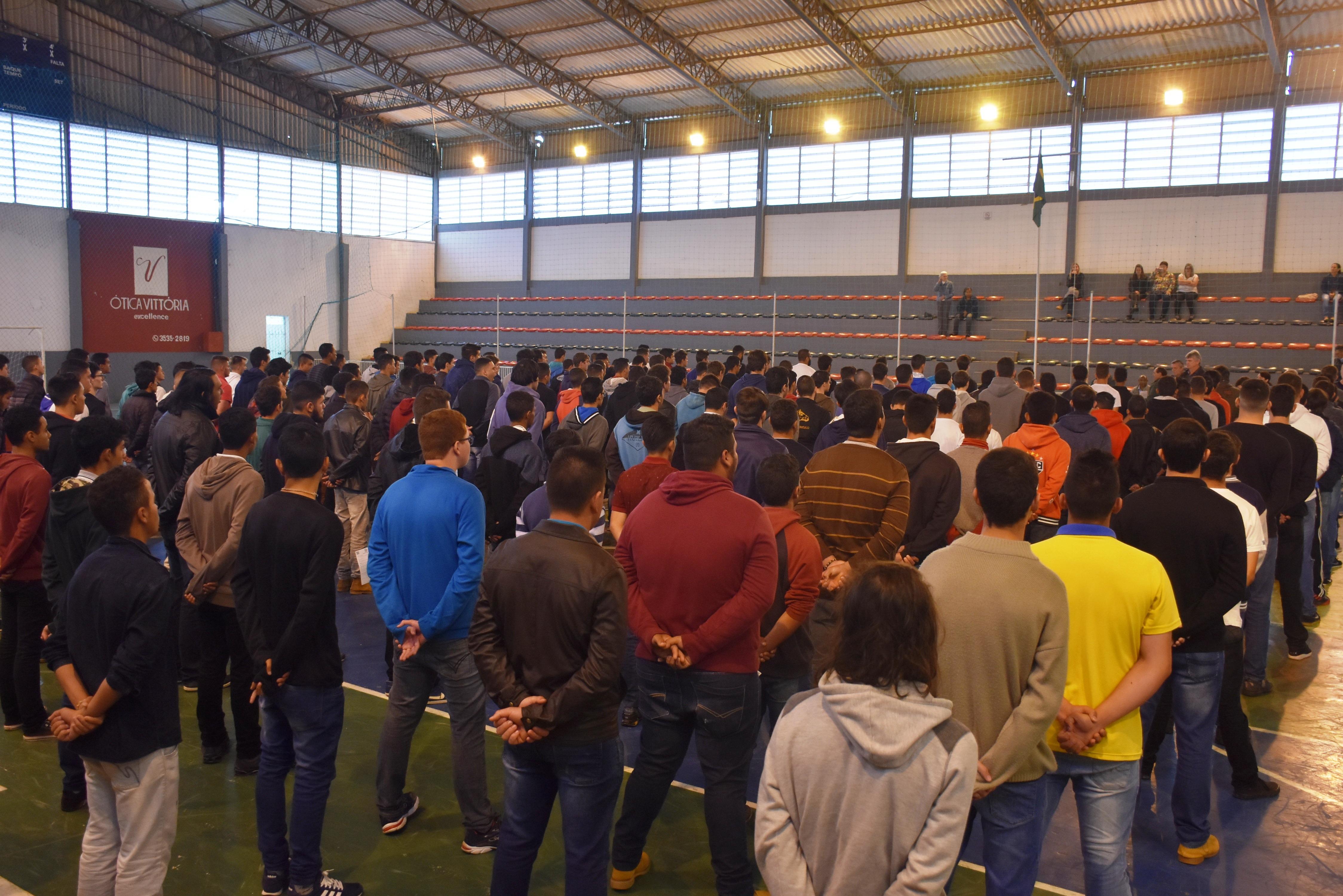 Cerimônia de dispensa e Juramento à Bandeira reúne 170 jovens