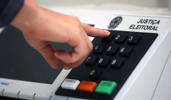 Urnas eletrônicas começam a ser lacradas no Paraná