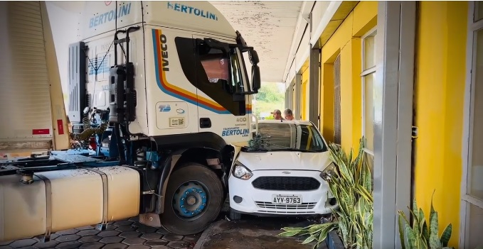 Caminhão atinge dois carros e quase invade restaurante de posto da região