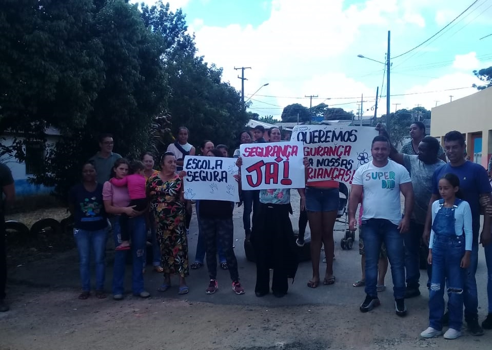 Moradores de Calógeras fazem novo protesto pedindo mais segurança no Distrito