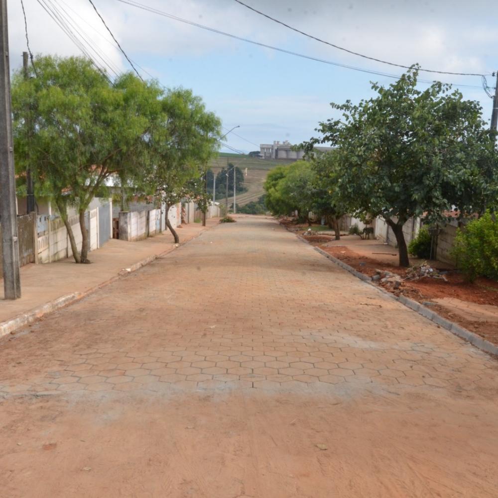 Prefeitura entrega mais uma rua calçada em Wenceslau Braz