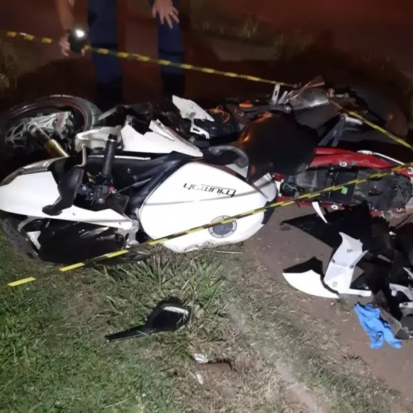 Jovem empina moto, bate em carro e morre após seu corpo partir ao meio