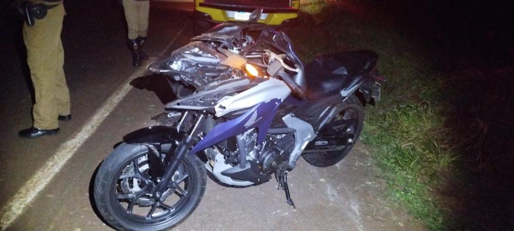 Colisão entre carro e moto deixa duas pessoas em estado grave