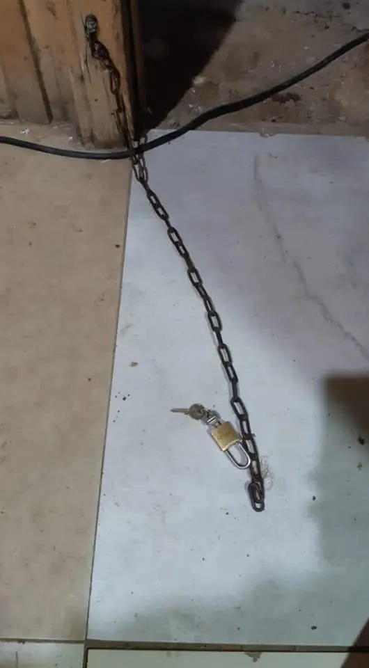 Pai é preso após acorrentar filha de 14 anos para ela não namorar