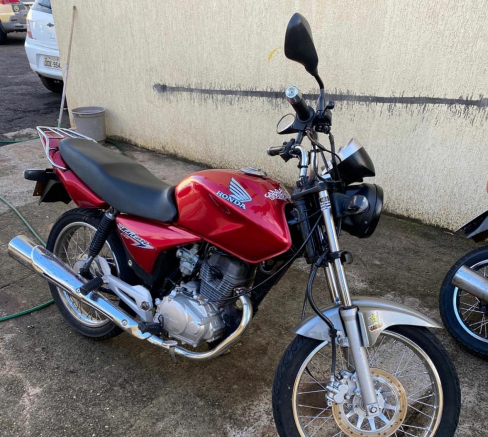 Motociclista chama no grau, tenta fugir e bate moto em viatura da PM