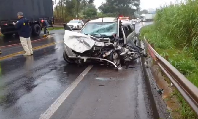 Acidente e engavetamento deixam feridos e motorista em estado grave na BR-153