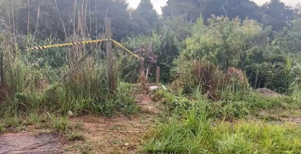 Mulher tem aborto durante o banho e enterra feto em terreno baldio