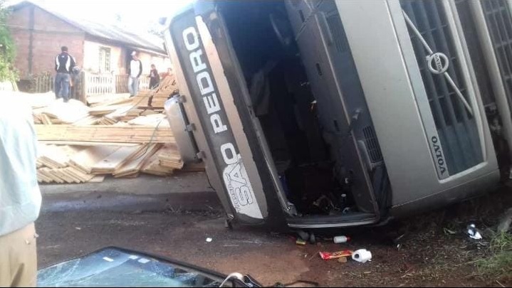 Carreta tomba na PR-092 e quase invade casa em Calógeras