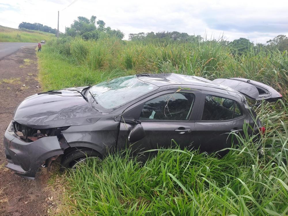 Carro capota e mulher fica ferida na PR-218