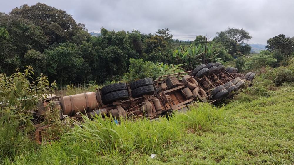 Motorista fica ferido após carreta tombar na PR-092