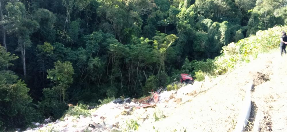 Carreta cai em ribanceira na PR092 em Wenceslau Braz