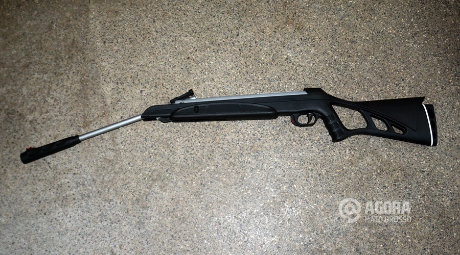 Adolescente dá tiro na própria testa enquanto limpava espingarda