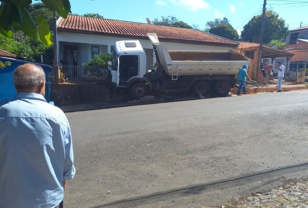 Caminhão desgovernado invade residência em Siqueira Campos