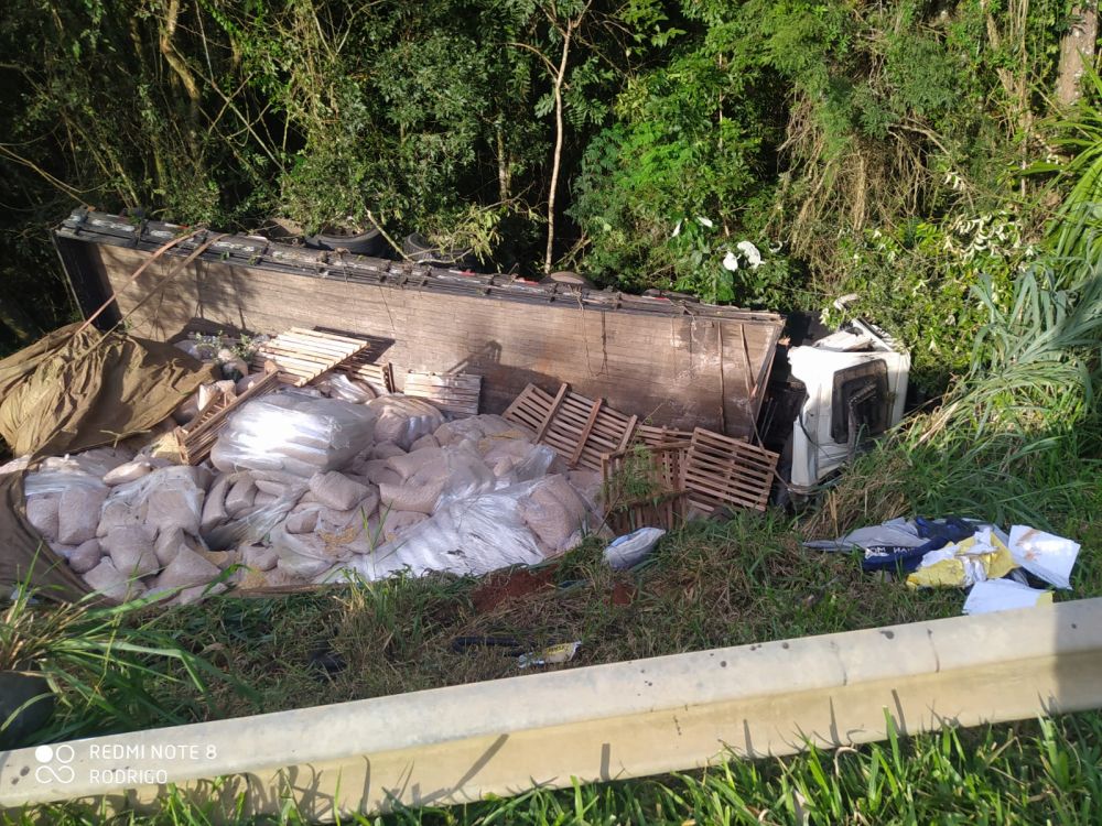 Caminhoneiro vai parar no hospital após tombar na PR-272