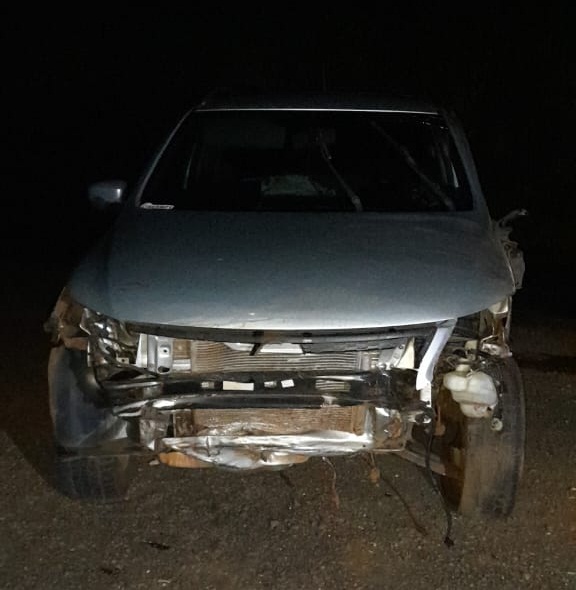 Motorista vai parar no hospital após tombar carro em barranco na PR-092