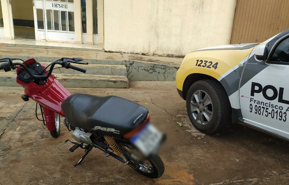 Sem retrovisor, suspeito empina moto em frente a viatura da PM e se dá mal