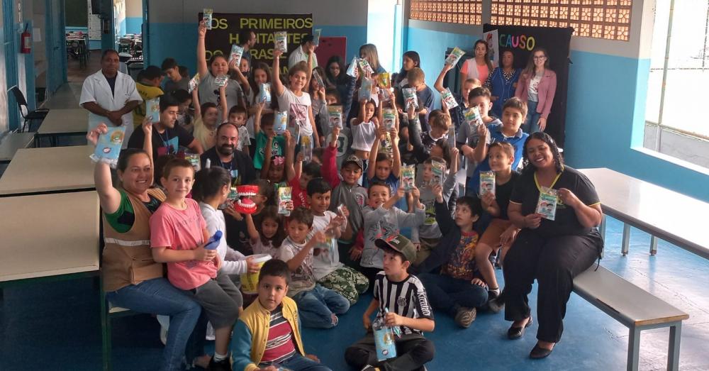 Alunos de escola rural de Wenceslau Braz recebem Kits Odontológicos