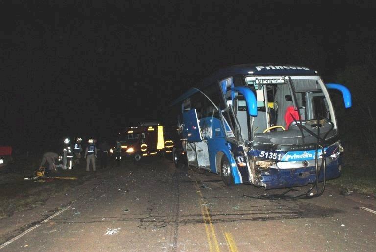 Acidente envolvendo um ônibus mata duas pessoas na PR-439