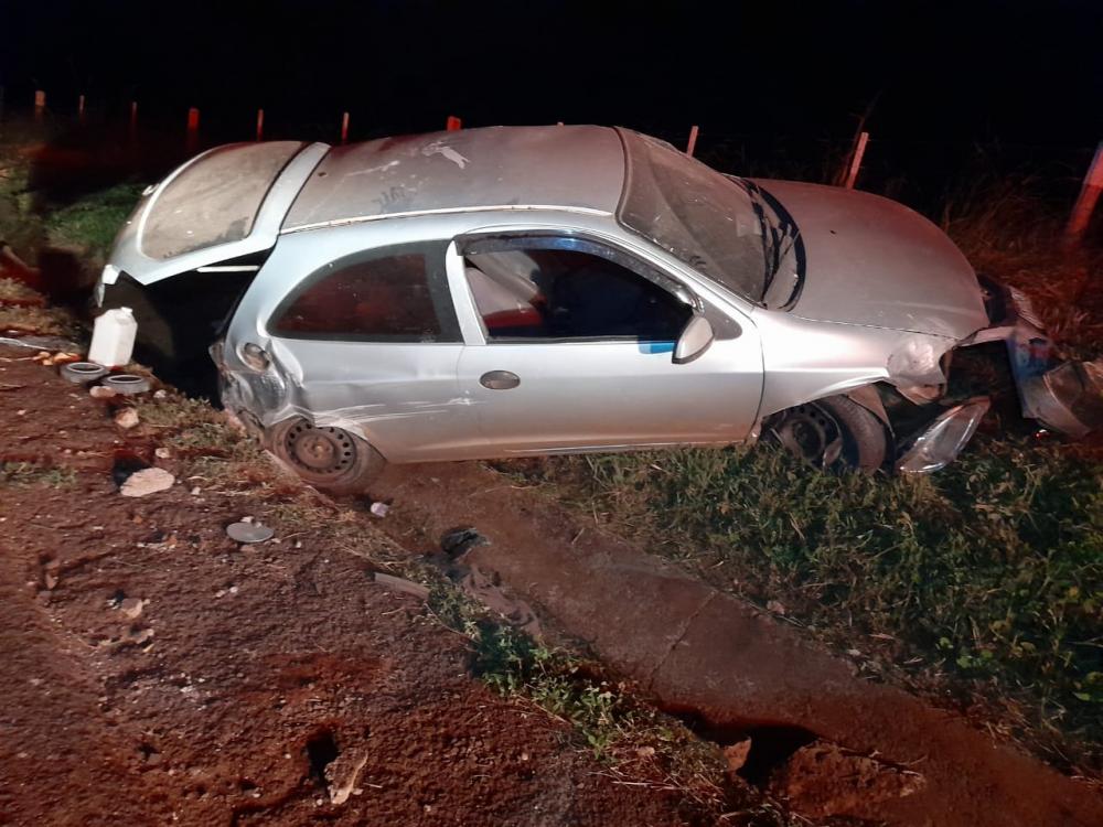 Carro bate barranco e deixa três feridos em rodovia da região