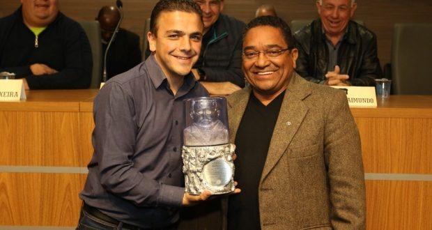 Aliel Machado recebe prêmio por defesa dos trabalhadores