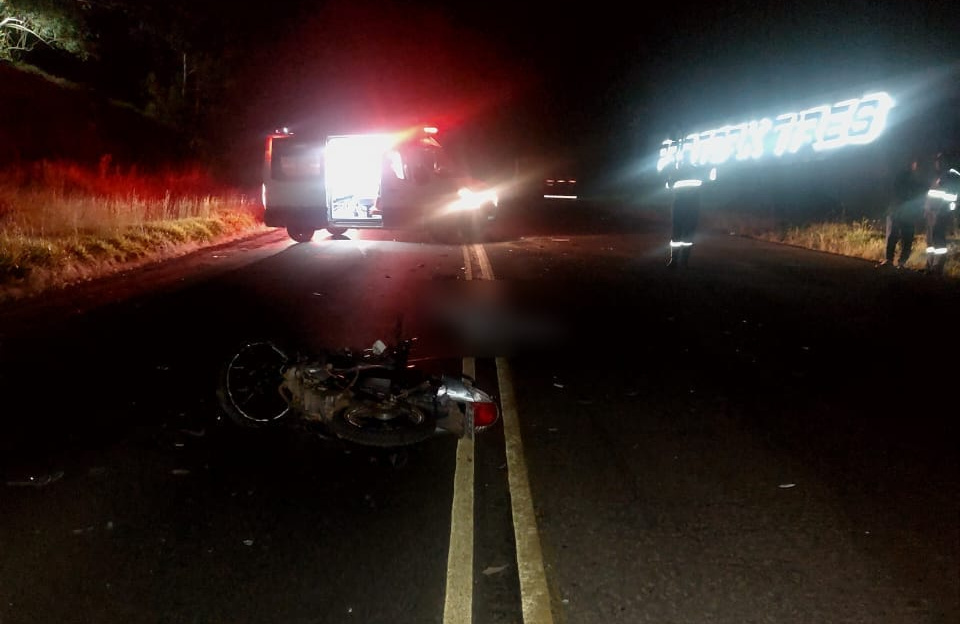 Acidente entre moto e carreta mata jovem na PR-092