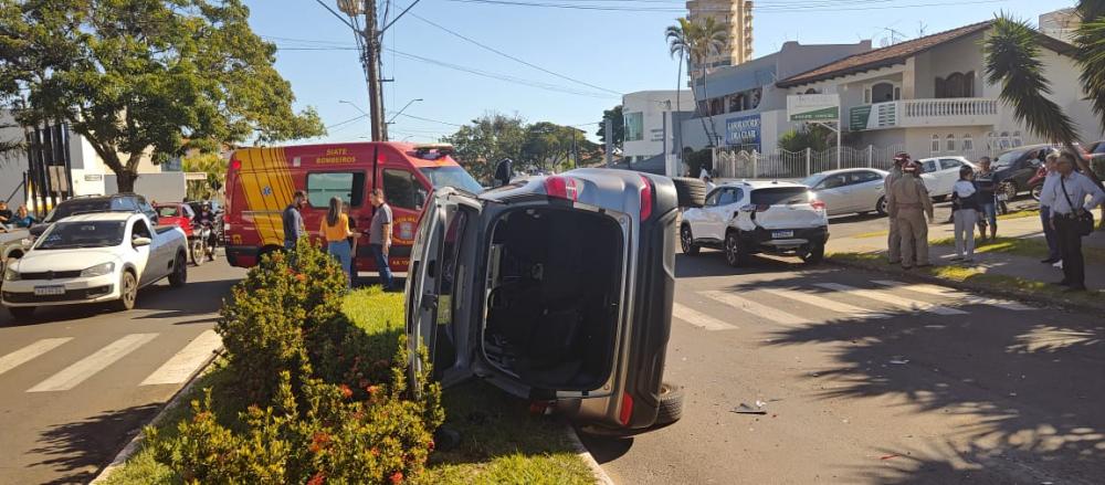 Motorista passa mal e tomba carro em Santo Antônio da Platina